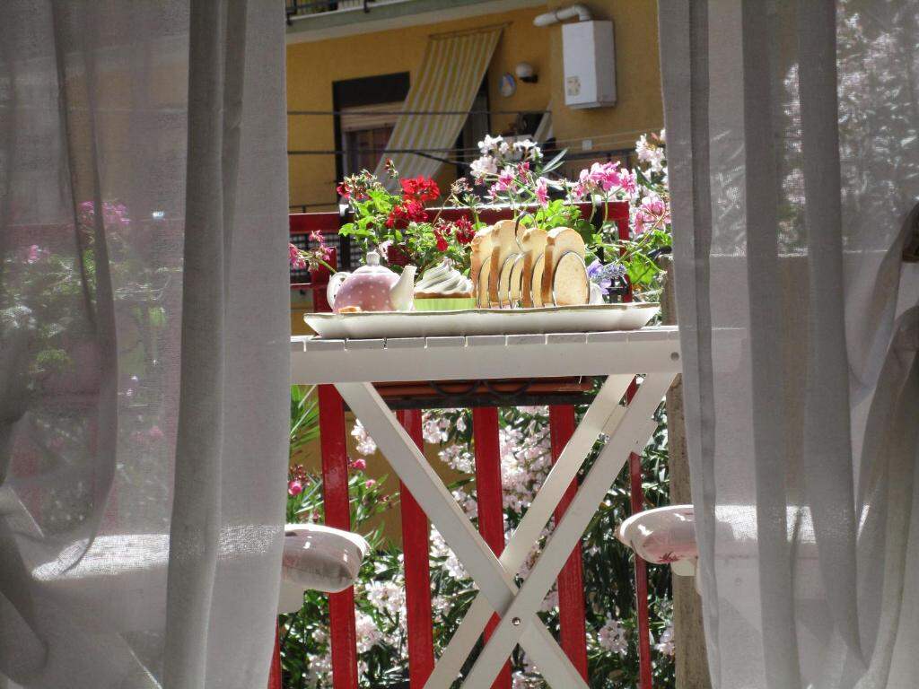 Colazione servita sul balcone fiorito del B&B Santa Sofia